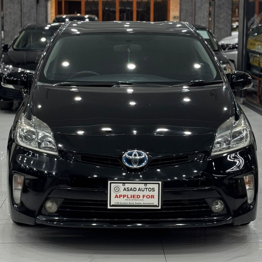 Toyota Prius S LED (2014) Smart Efficiency Meets Modern Comfort